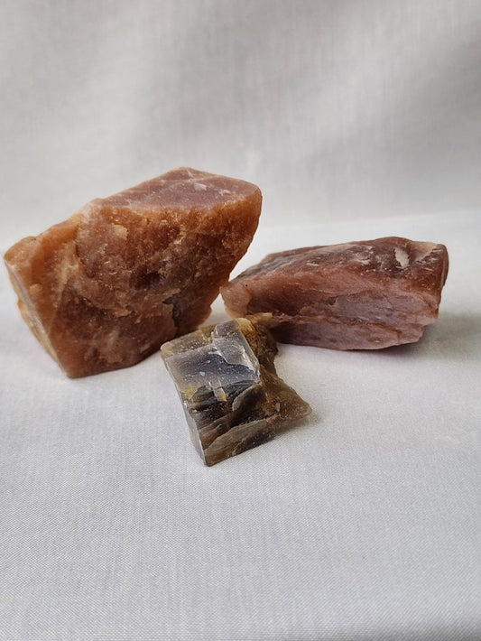 Moonstone/Black - Peach Crystal Raw #R69